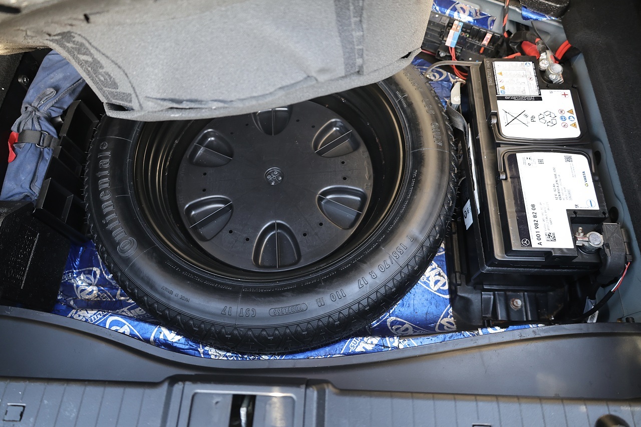 Mercedes-Benz E500 Avantgarde Full Mercedes Main Dealer History + Very Rare - Large 32