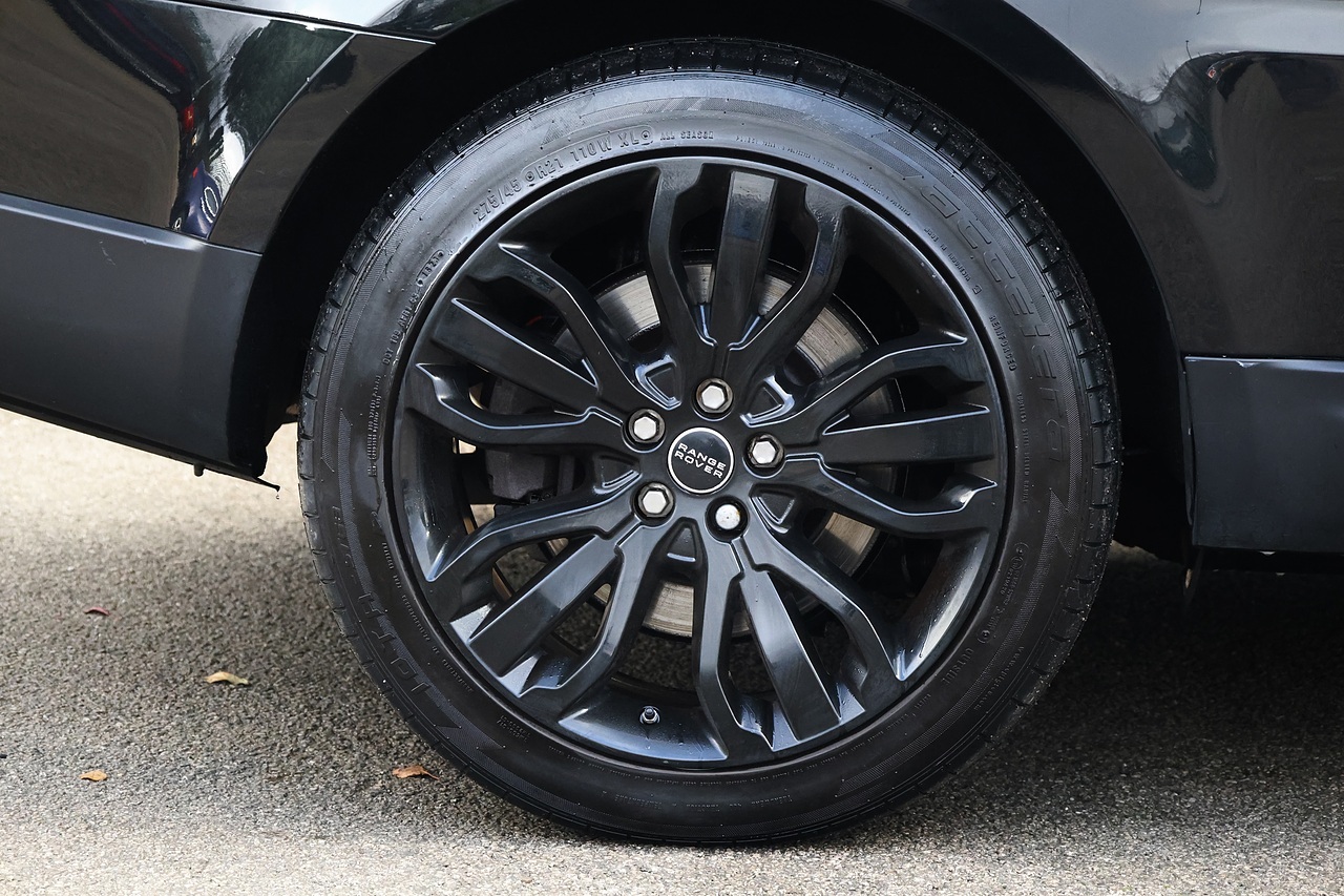 Land Rover Range Rover Sport HSE Full Service History + Black Pack + Panoramic Roof - Large 32