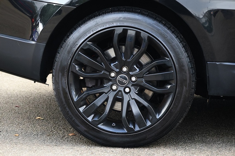 Land Rover Range Rover Sport HSE Full Service History + Black Pack + Panoramic Roof Image 32
