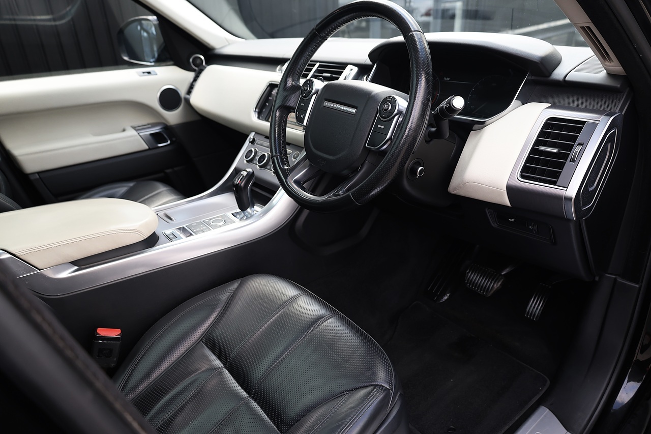Land Rover Range Rover Sport HSE Full Service History + Black Pack + Panoramic Roof - Large 5