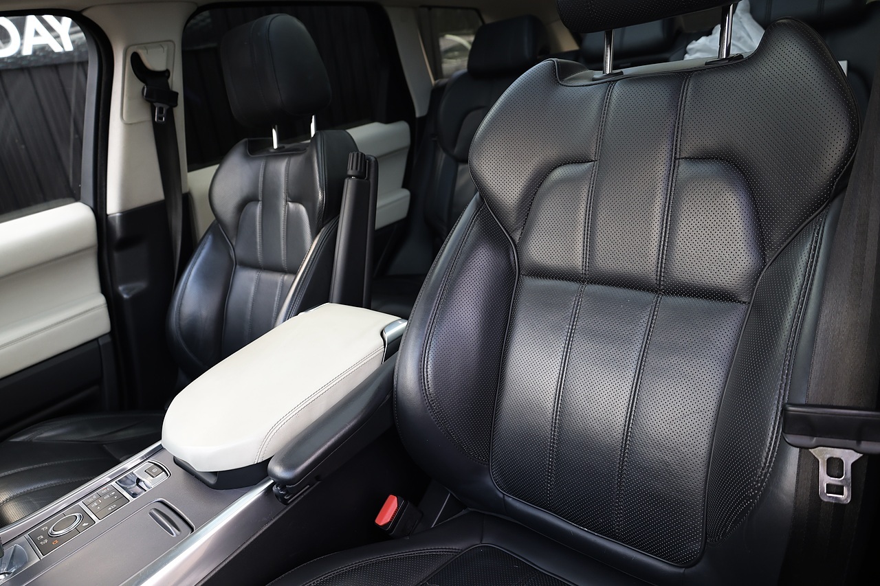 Land Rover Range Rover Sport HSE Full Service History + Black Pack + Panoramic Roof - Large 11