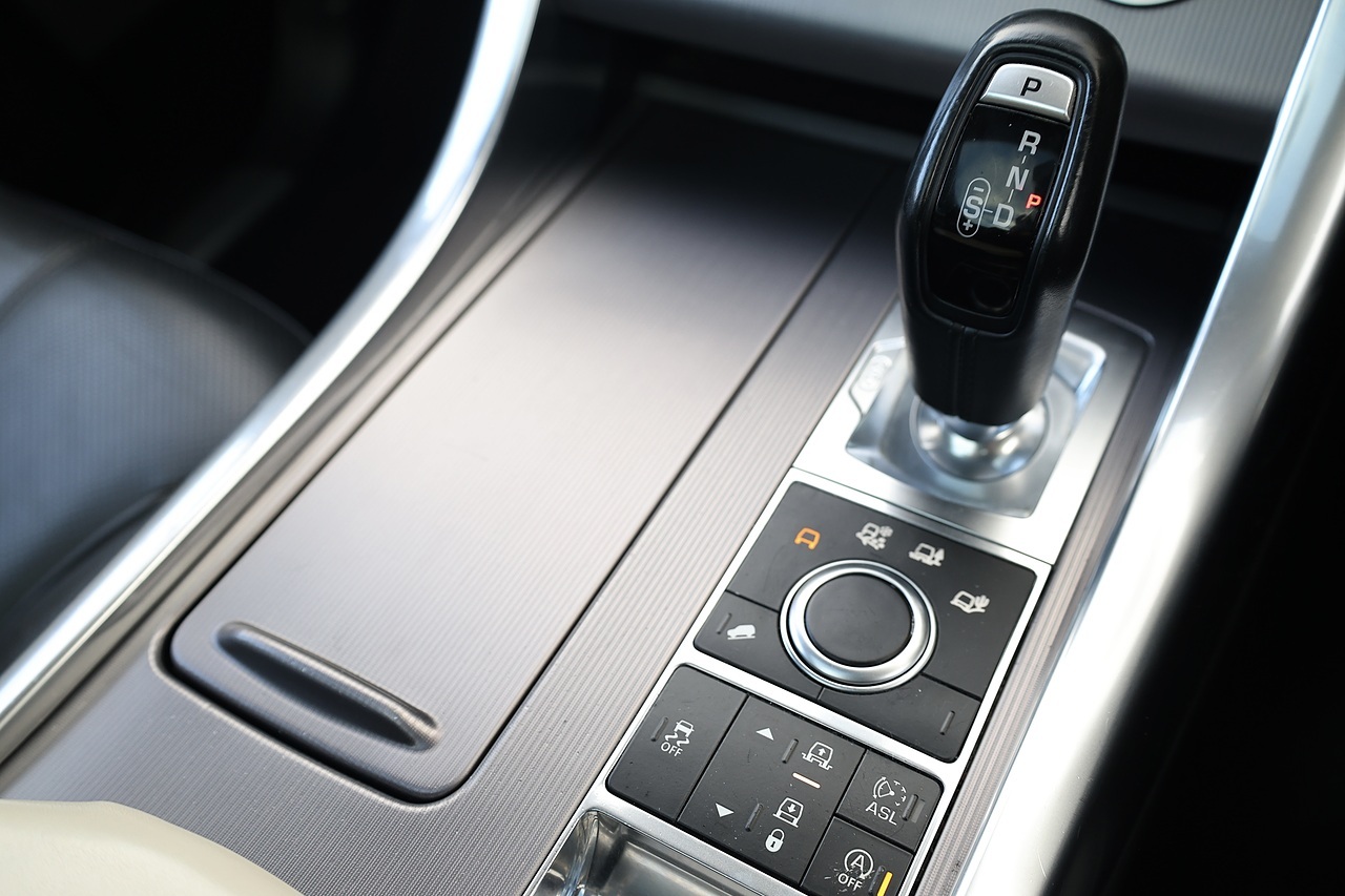 Land Rover Range Rover Sport HSE Full Service History + Black Pack + Panoramic Roof - Large 38