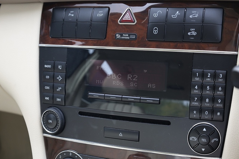 Mercedes-Benz C350 Elegance SE Rare Model + Sunroof + Heated Leather + Exceptional Condition Image 13