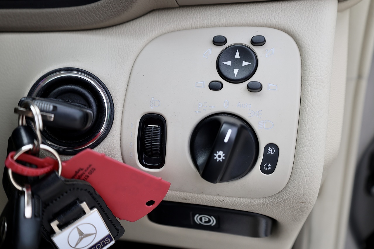 Mercedes-Benz C350 Elegance SE Rare Model + Sunroof + Heated Leather + Exceptional Condition - Large 15