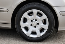 Mercedes-Benz C350 Elegance SE Rare Model + Sunroof + Heated Leather + Exceptional Condition - Thumb 33