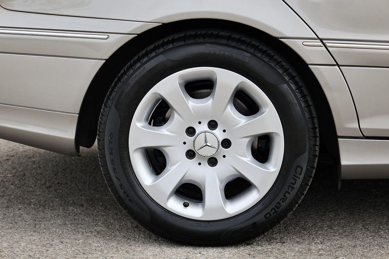 Mercedes-Benz C350 Elegance SE Rare Model + Sunroof + Heated Leather + Exceptional Condition Image 34