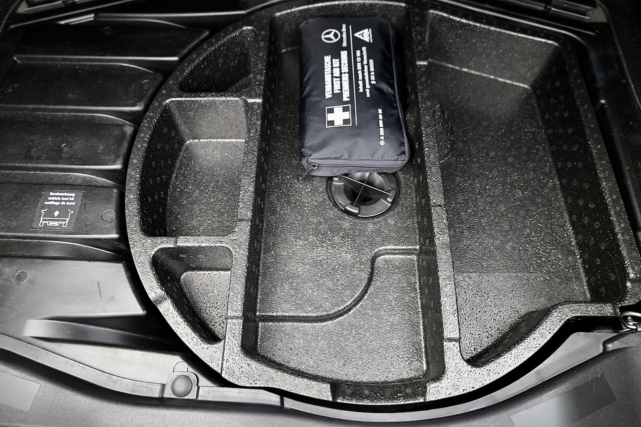 Mercedes-Benz C350 Elegance SE Rare Model + Sunroof + Heated Leather + Exceptional Condition - Large 25