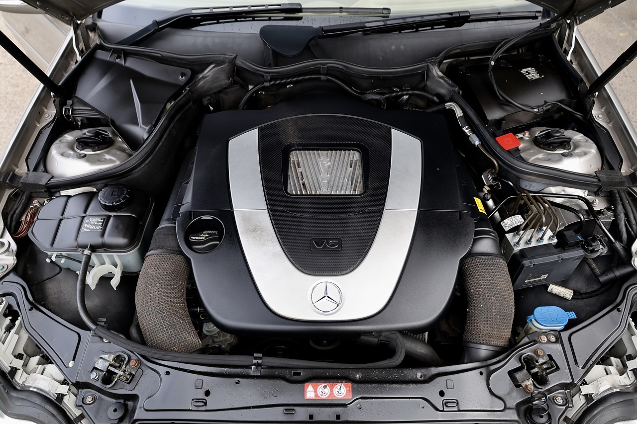 Mercedes-Benz C350 Elegance SE Rare Model + Sunroof + Heated Leather + Exceptional Condition - Large 27