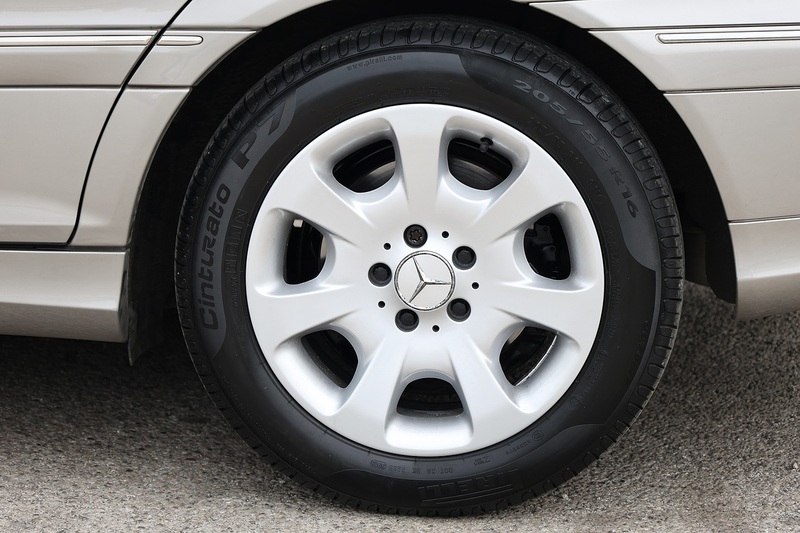 Mercedes-Benz C350 Elegance SE Rare Model + Sunroof + Heated Leather + Exceptional Condition Image 35