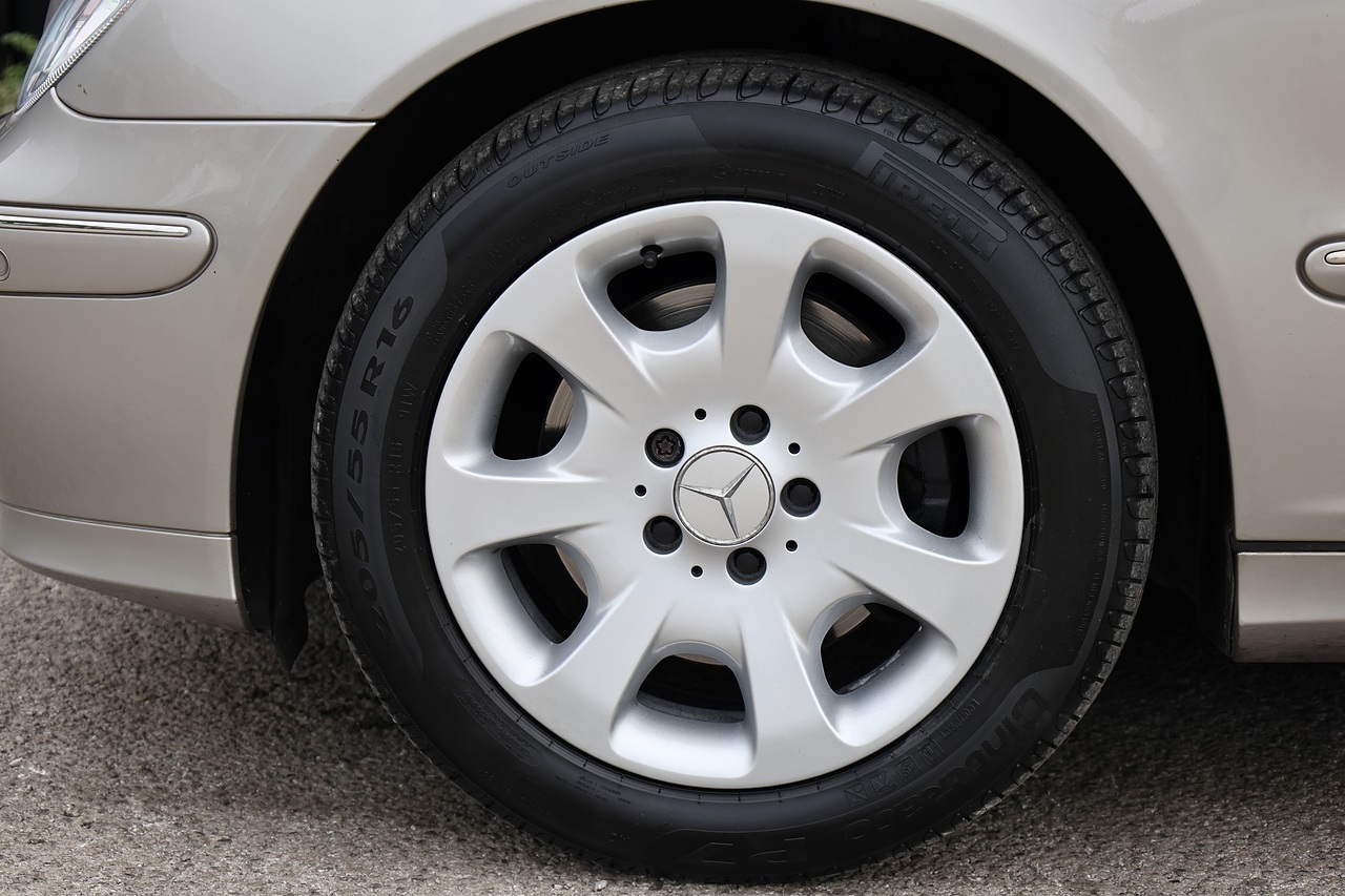 Mercedes-Benz C350 Elegance SE Rare Model + Sunroof + Heated Leather + Exceptional Condition - Large 36