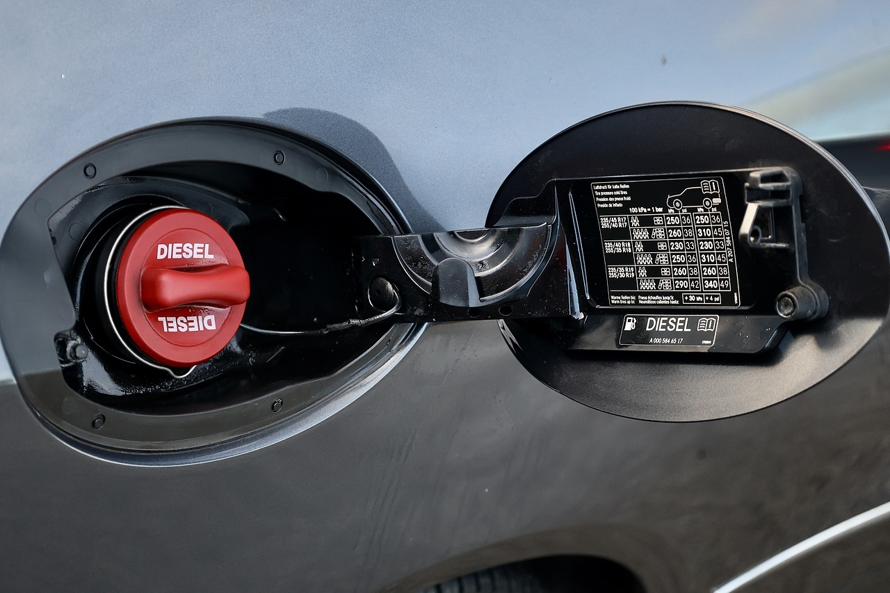 Mercedes-Benz E350 CDI AMG Sport Coupe 1 Former Keeper + COMAND + Heated Leather - Large 35