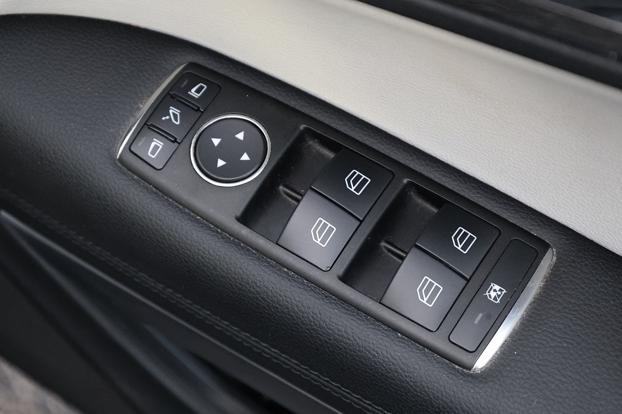 Mercedes-Benz E350 CDI AMG Sport Coupe 1 Former Keeper + COMAND + Heated Leather - Large 40