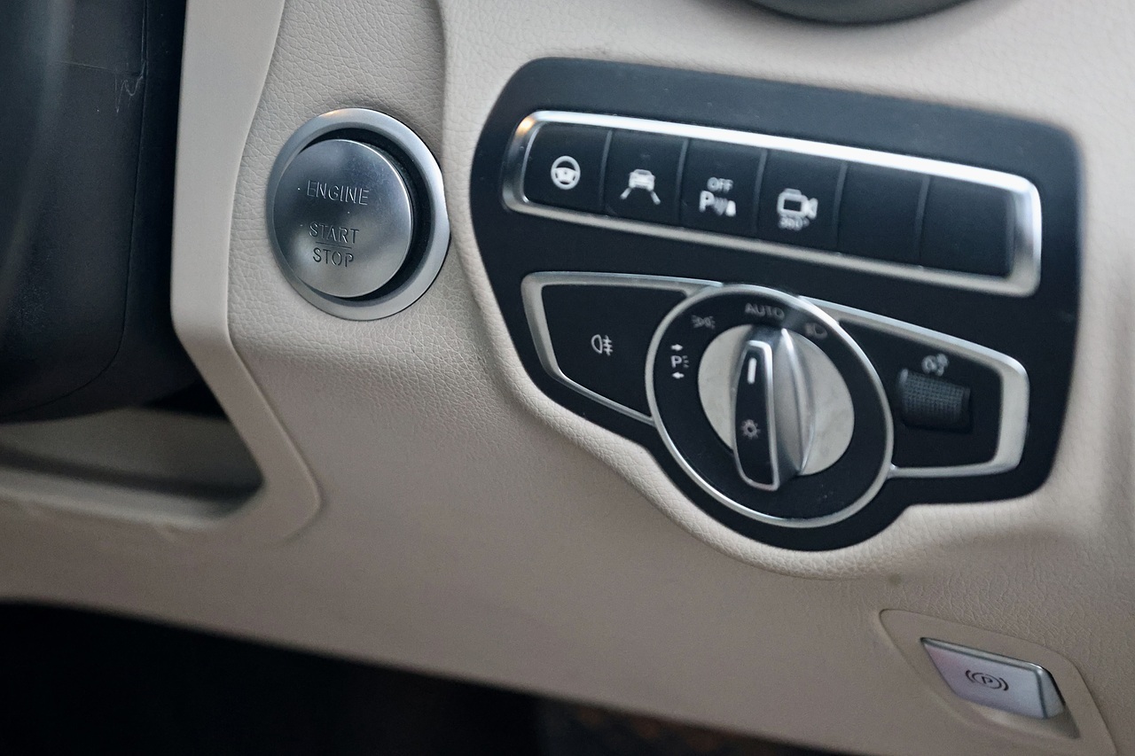 Mercedes-Benz GLC 250d Sport Premium Coupe 1 Owner + Full Mercedes Main Dealer History + Sunroof + Distronic - Large 44