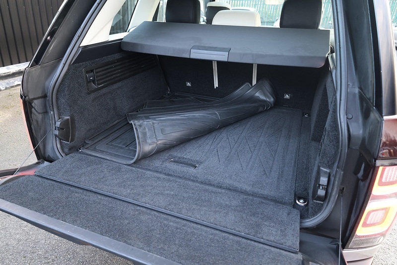 Land Rover Range Rover Vogue 1 Owner + Land Rover Extended Warranty + Pano Roof Image 21