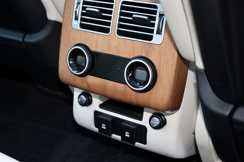 Land Rover Range Rover Vogue 1 Owner + Land Rover Extended Warranty + Pano Roof Image 27