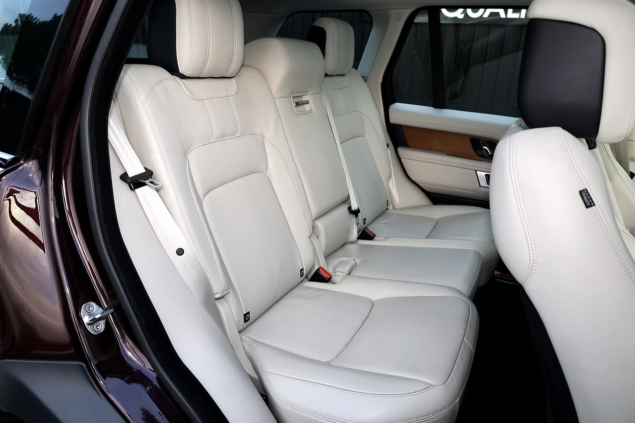 Land Rover Range Rover Vogue 1 Owner + Land Rover Extended Warranty + Pano Roof - Large 29