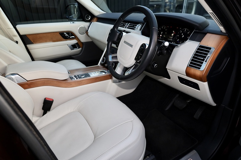 Land Rover Range Rover Vogue 1 Owner + Land Rover Extended Warranty + Pano Roof Image 6