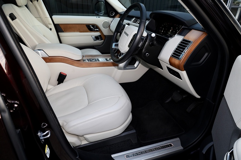 Land Rover Range Rover Vogue 1 Owner + Land Rover Extended Warranty + Pano Roof Image 24
