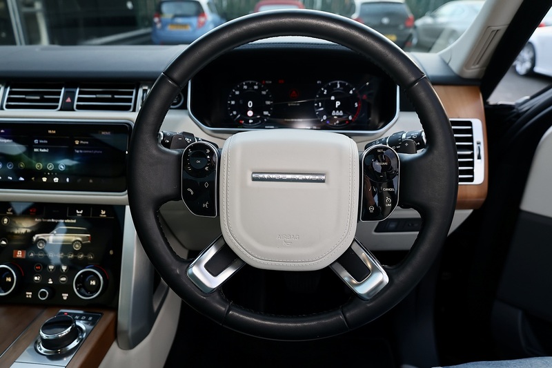 Land Rover Range Rover Vogue 1 Owner + Land Rover Extended Warranty + Pano Roof Image 31