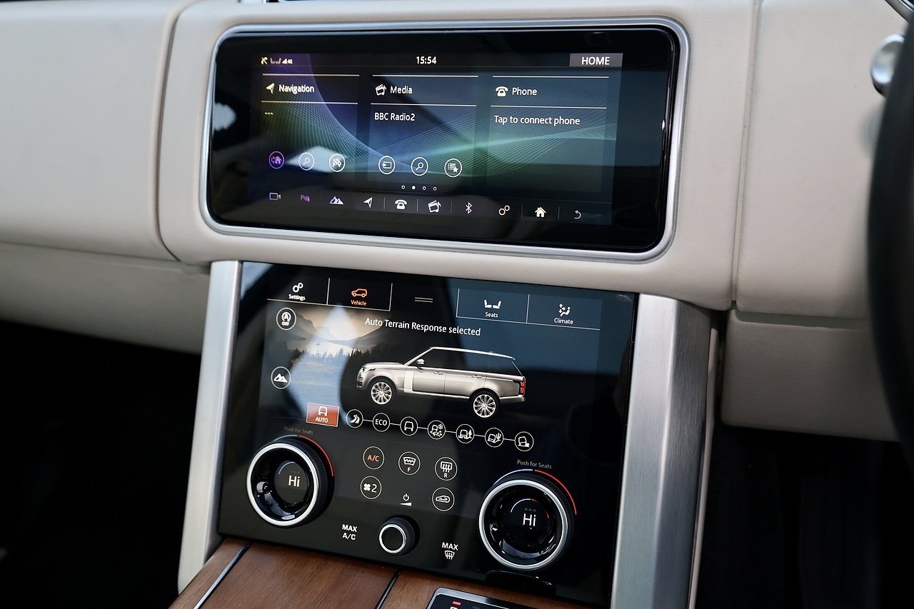 Land Rover Range Rover Vogue 1 Owner + Land Rover Extended Warranty + Pano Roof - Large 32