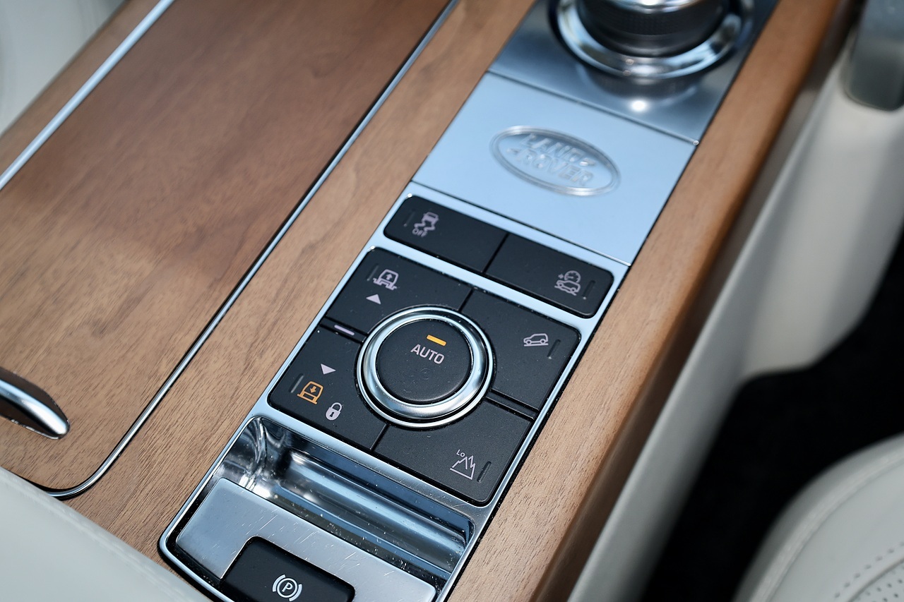 Land Rover Range Rover Vogue 1 Owner + Land Rover Extended Warranty + Pano Roof - Large 33