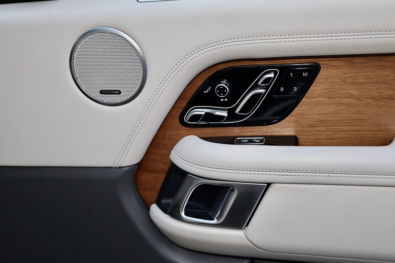 Land Rover Range Rover Vogue 1 Owner + Land Rover Extended Warranty + Pano Roof Image 34