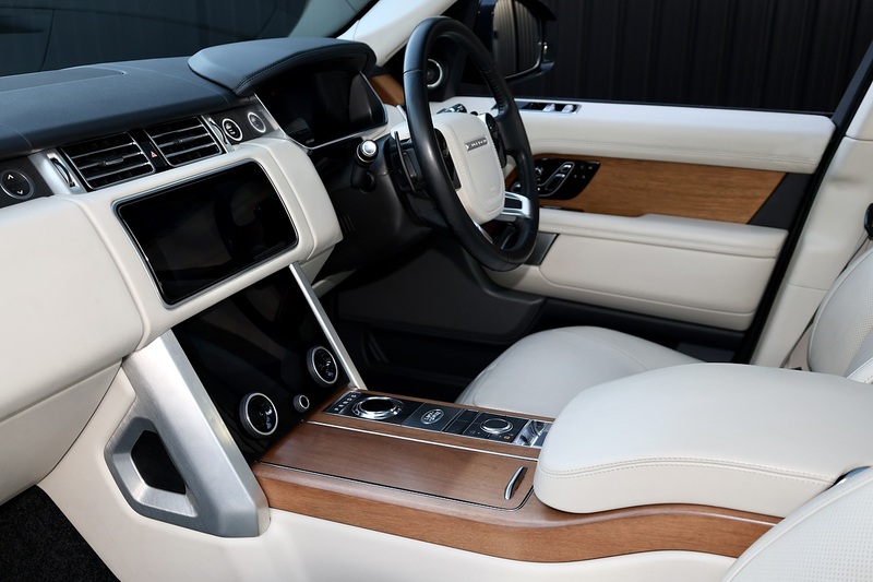 Land Rover Range Rover Vogue 1 Owner + Land Rover Extended Warranty + Pano Roof Image 9