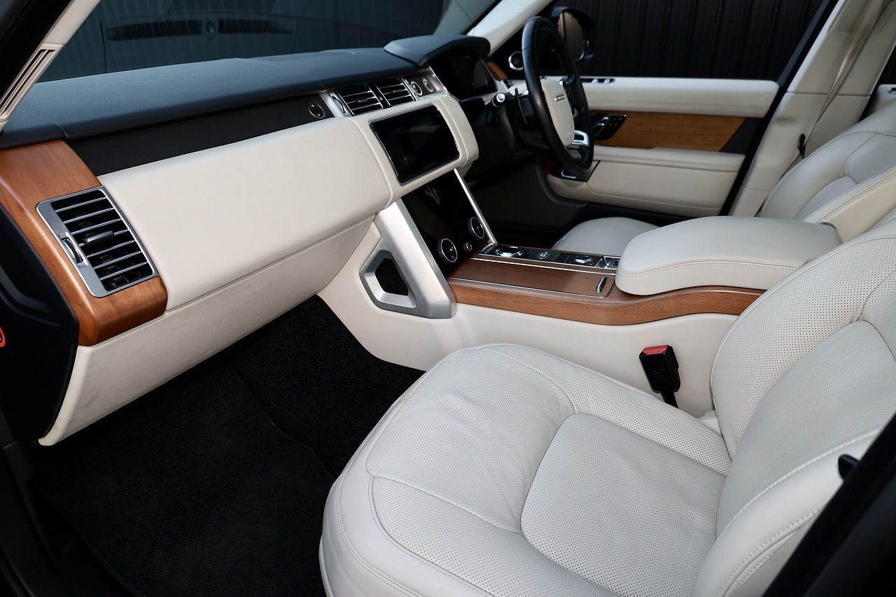 Land Rover Range Rover Vogue 1 Owner + Land Rover Extended Warranty + Pano Roof - Large 2