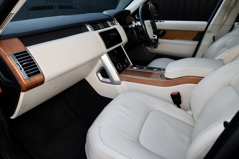 Land Rover Range Rover Vogue 1 Owner + Land Rover Extended Warranty + Pano Roof Image 2