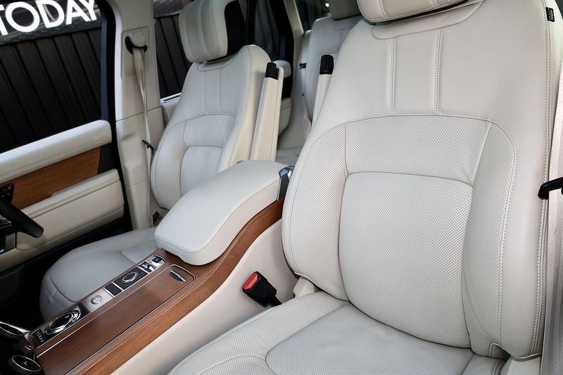 Land Rover Range Rover Vogue 1 Owner + Land Rover Extended Warranty + Pano Roof Image 35