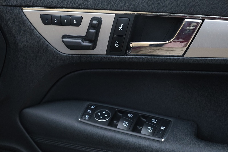 Mercedes-Benz E500 Sport Coupe Full Mercedes Main Dealer + Designo Paint + Pano Roof Image 20