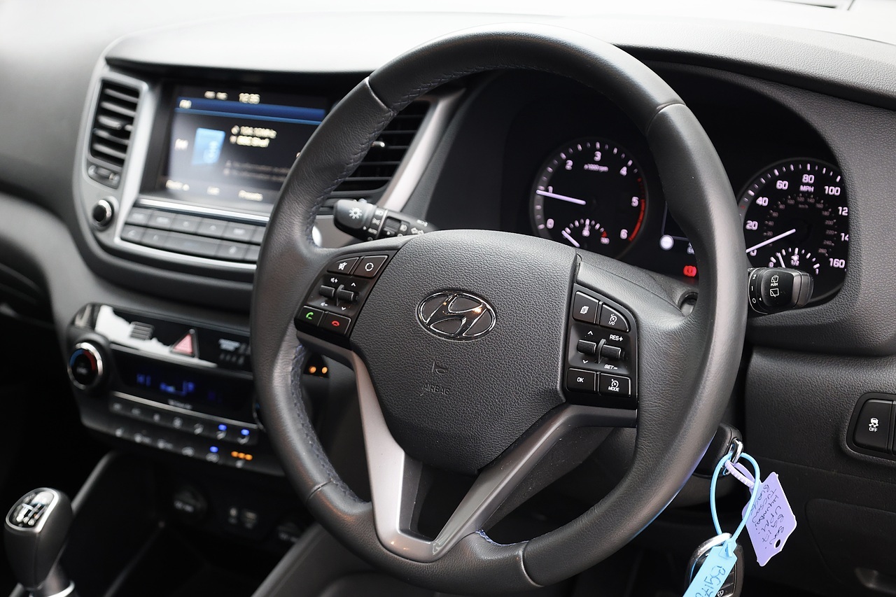 Hyundai Tucson CRDI SE Nav 1 Former Keeper + Manual + 2WD + £35 RFL + Heated Seats - Large 18