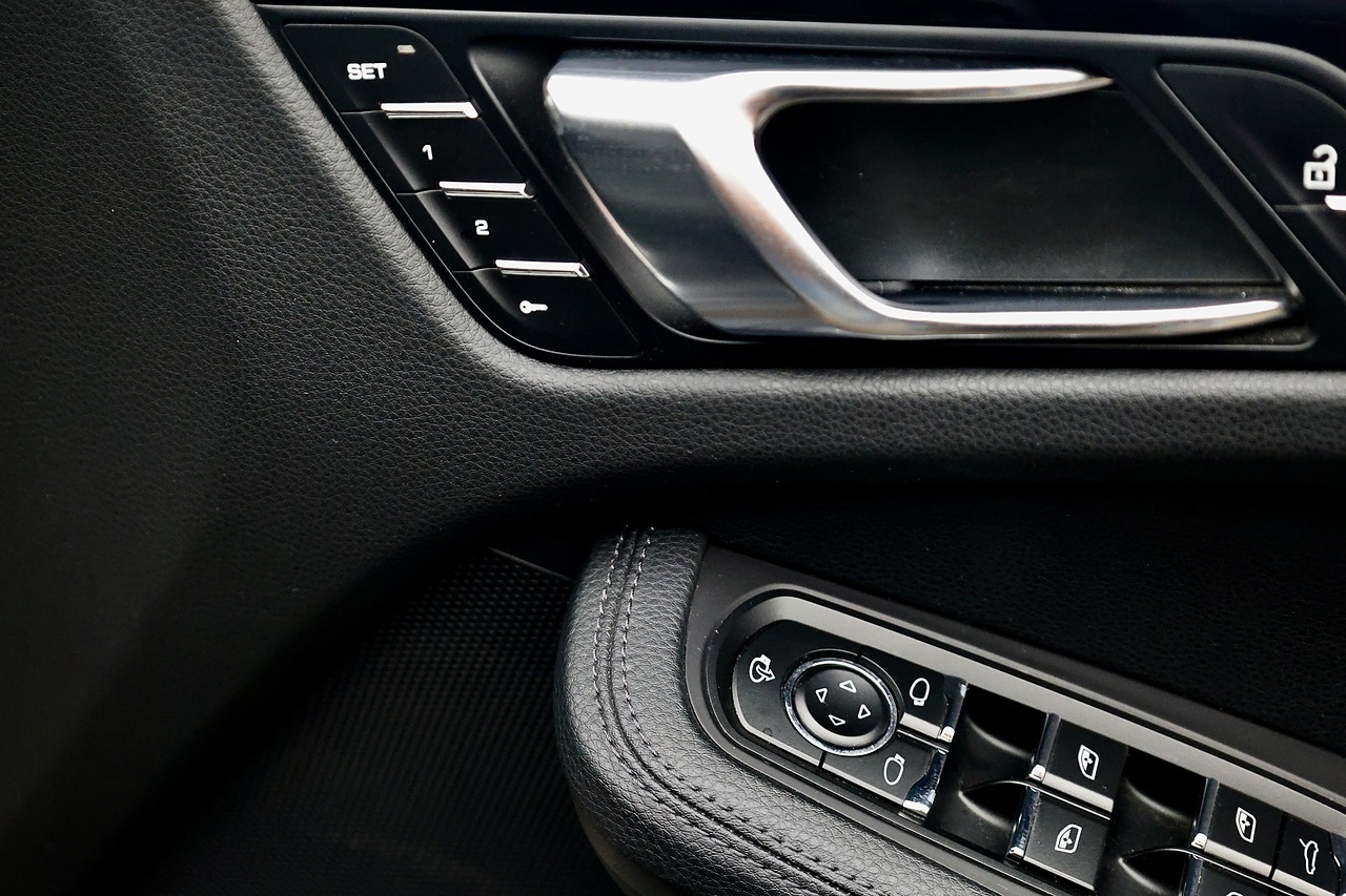 Porsche Macan S 1 Owner + Full Porsche Main Dealer + Air Suspension + Rare Spec - Large 18