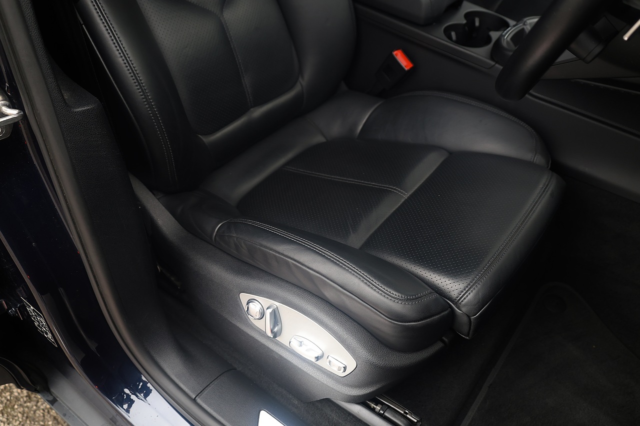 Porsche Macan S 1 Owner + Full Porsche Main Dealer + Air Suspension + Rare Spec - Large 27