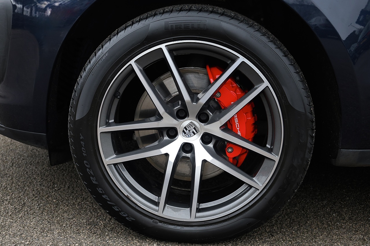 Porsche Macan S 1 Owner + Full Porsche Main Dealer + Air Suspension + Rare Spec - Large 34