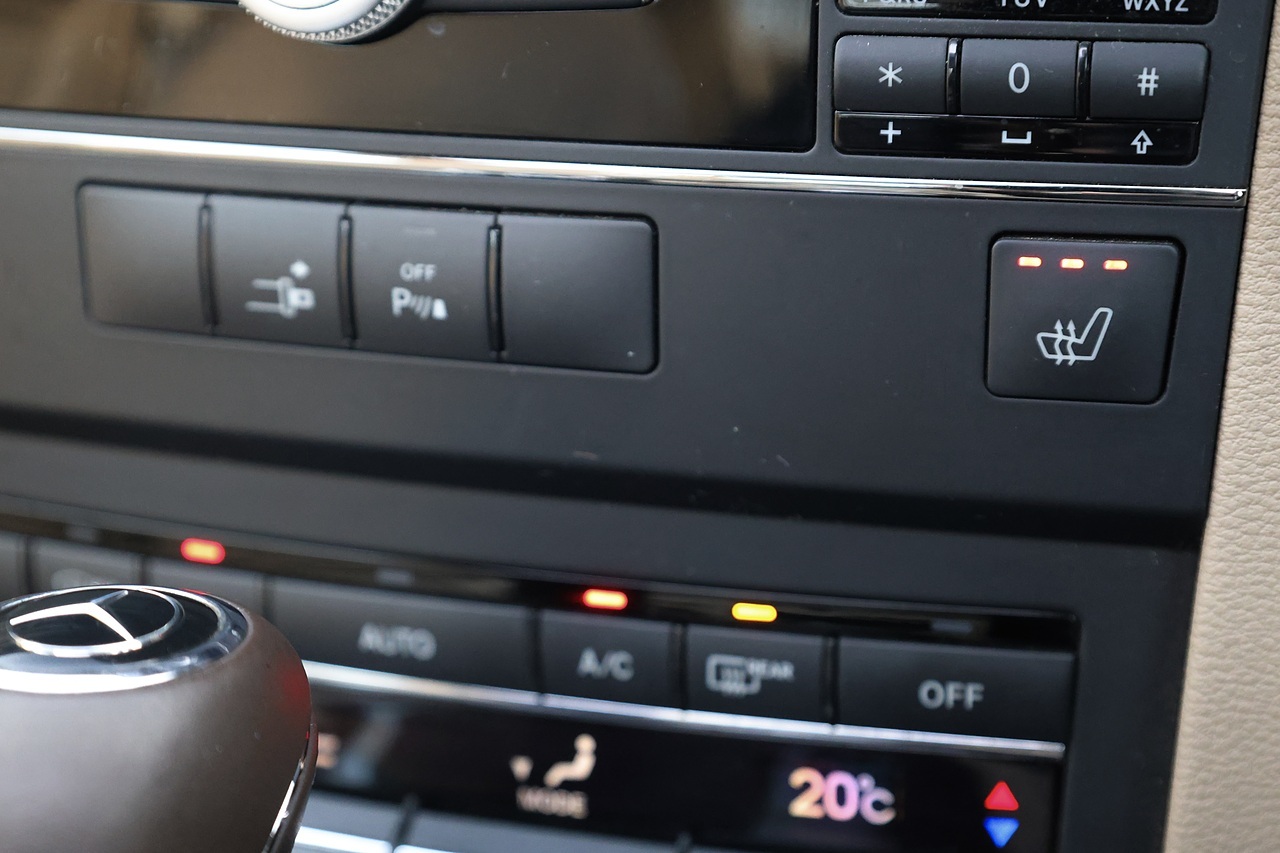 Mercedes-Benz E350 3.5 V6 CGI SE Coupe E350 3.5 CGI V6 SE Coupe 3.5 2dr Coupe Automatic Petrol - Large 24