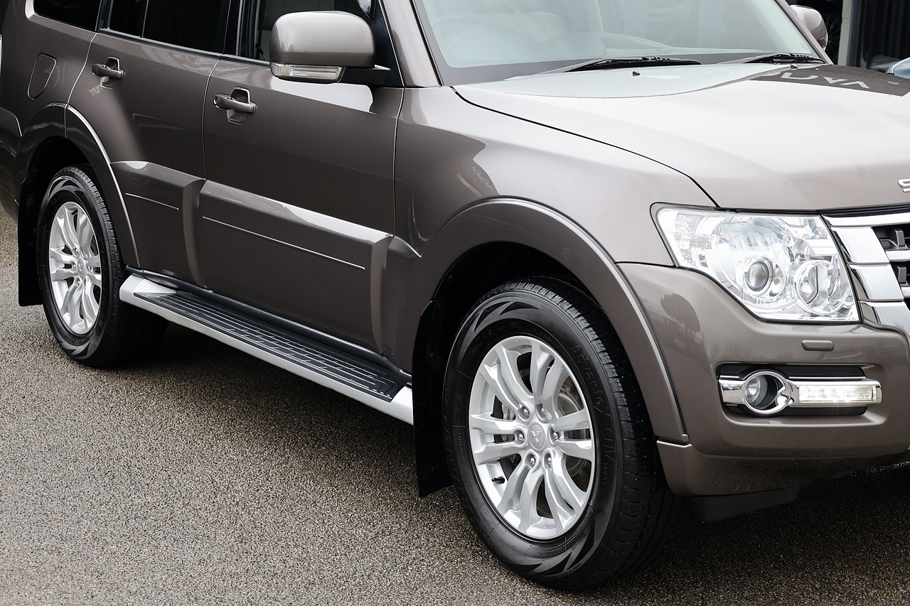 Mitsubishi Shogun LWB SG3 2 Former Keepers + FSH + Automatic + 7 Seats - Large 5