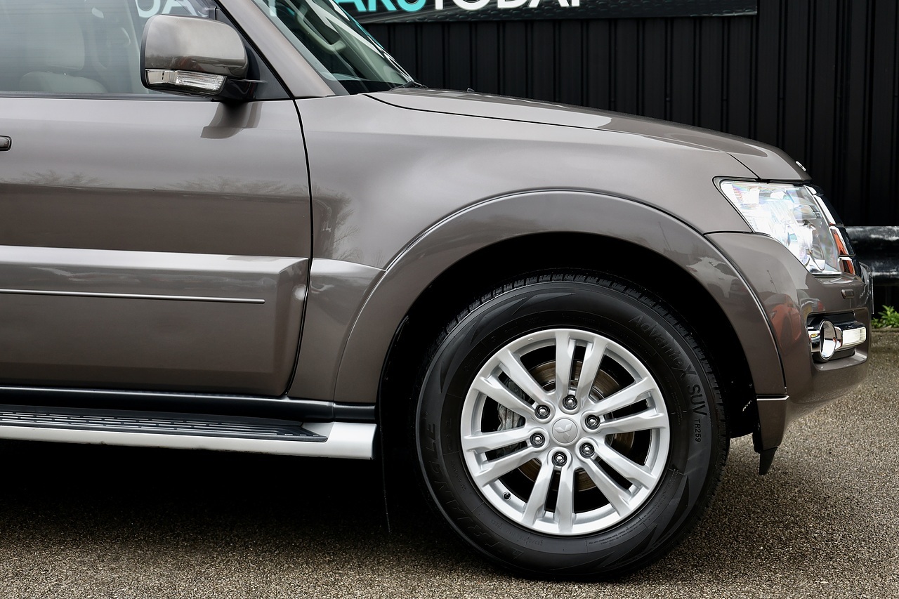 Mitsubishi Shogun LWB SG3 2 Former Keepers + FSH + Automatic + 7 Seats - Large 16