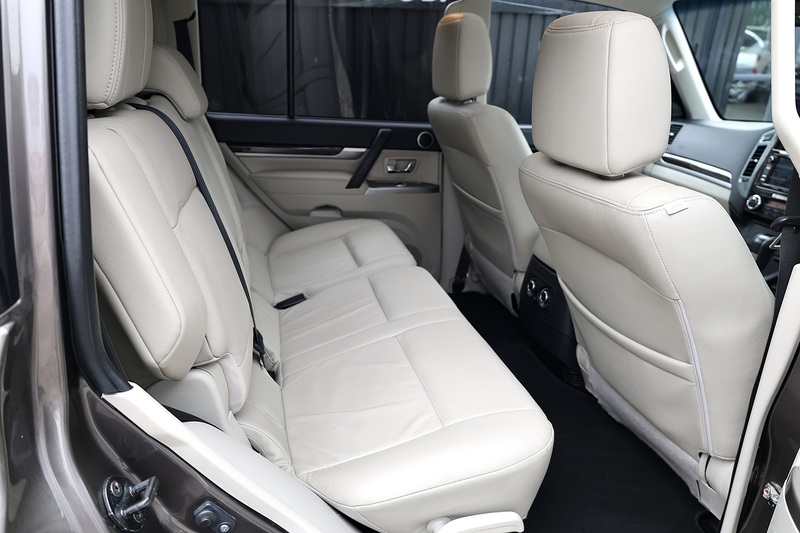 Mitsubishi Shogun LWB SG3 2 Former Keepers + FSH + Automatic + 7 Seats Image 11