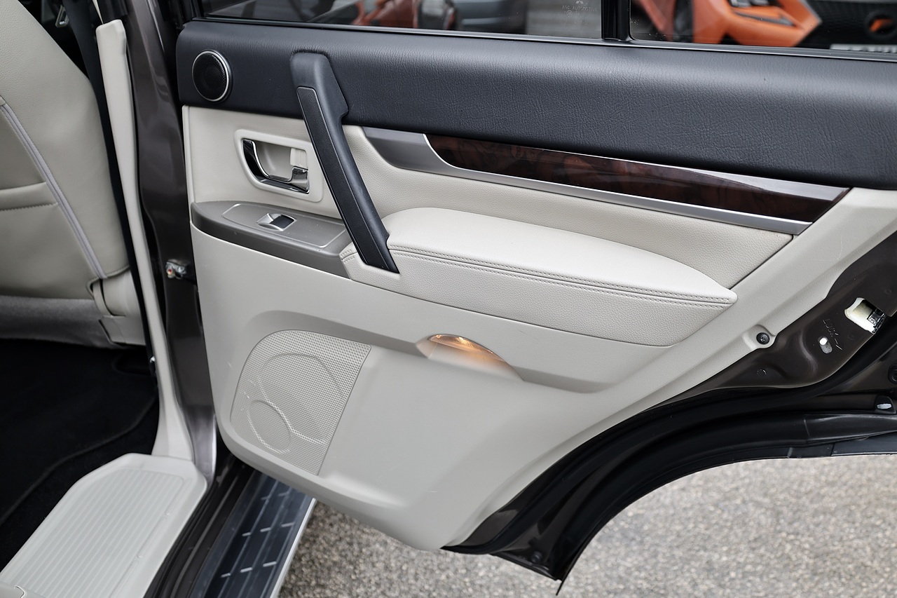 Mitsubishi Shogun LWB SG3 2 Former Keepers + FSH + Automatic + 7 Seats - Large 21