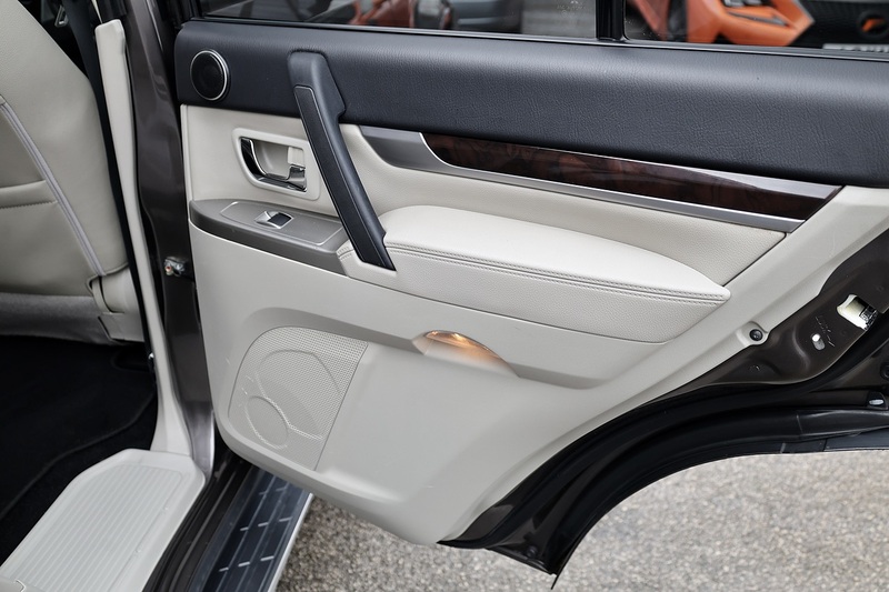 Mitsubishi Shogun LWB SG3 2 Former Keepers + FSH + Automatic + 7 Seats Image 21