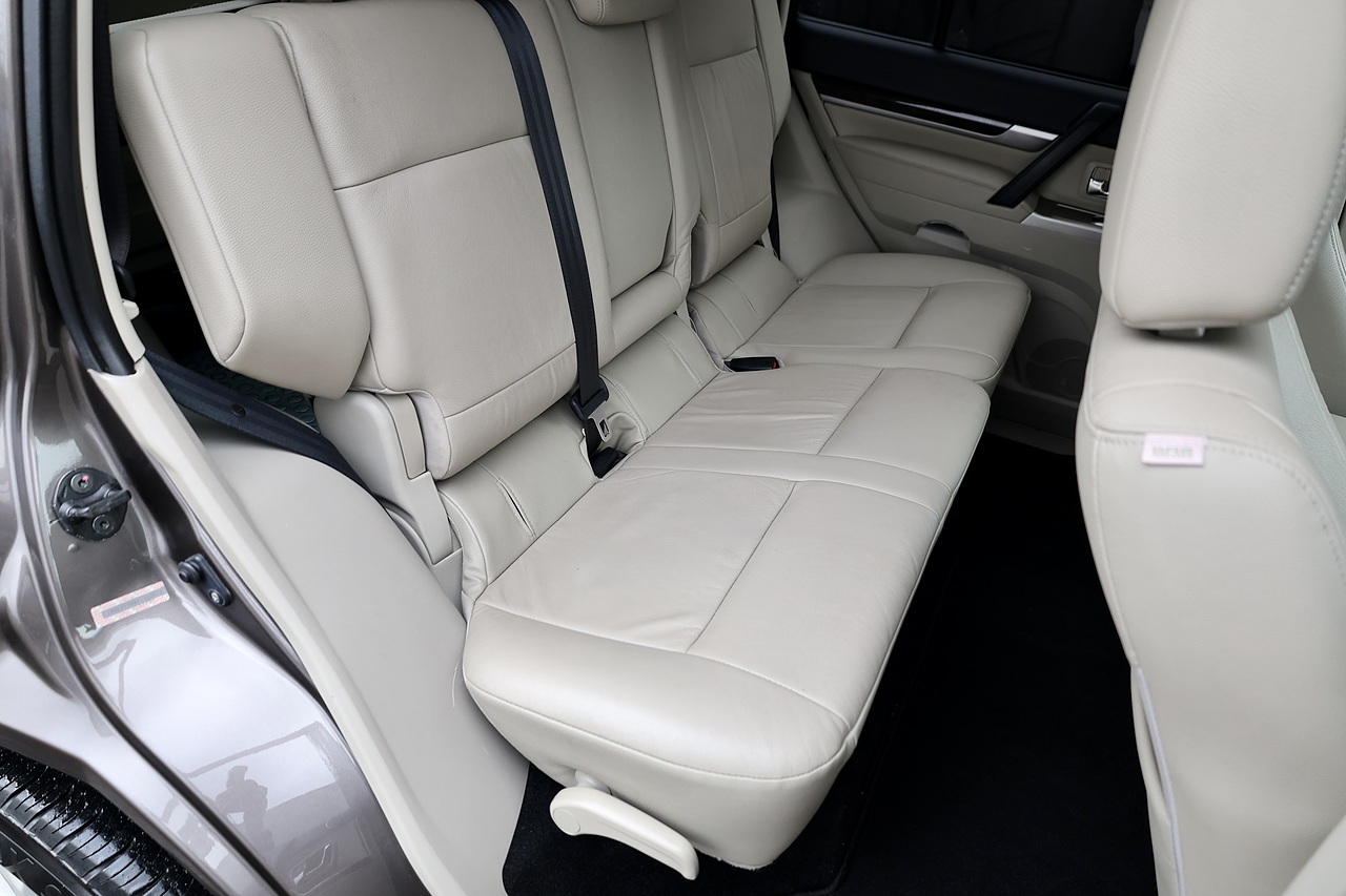 Mitsubishi Shogun LWB SG3 2 Former Keepers + FSH + Automatic + 7 Seats - Large 23