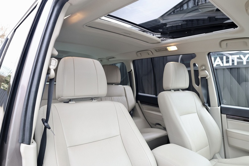 Mitsubishi Shogun LWB SG3 2 Former Keepers + FSH + Automatic + 7 Seats Image 14