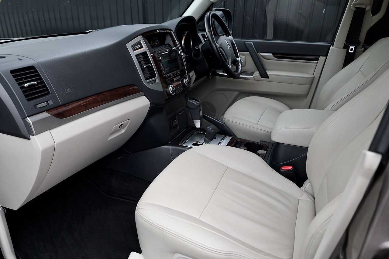 Mitsubishi Shogun LWB SG3 2 Former Keepers + FSH + Automatic + 7 Seats - Large 2