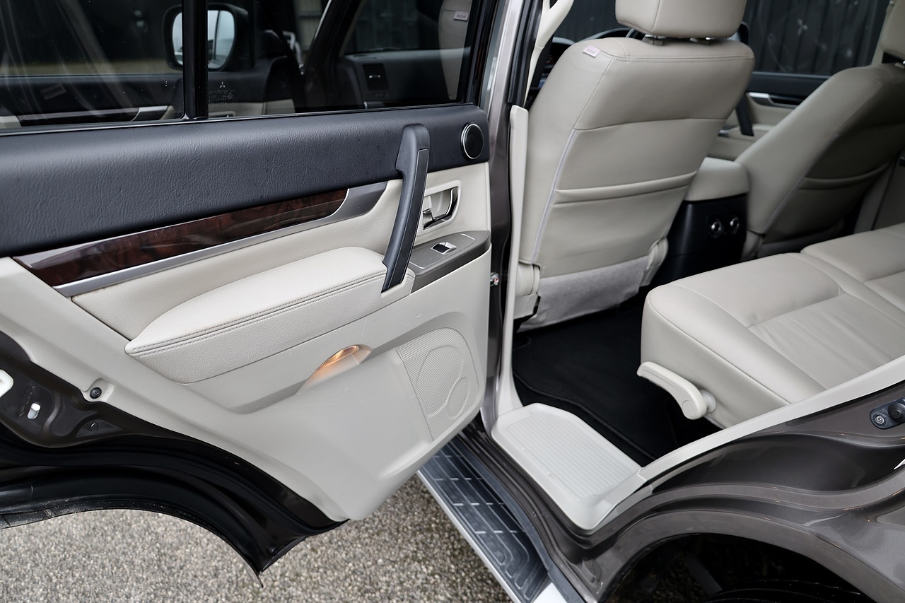 Mitsubishi Shogun LWB SG3 2 Former Keepers + FSH + Automatic + 7 Seats - Large 39