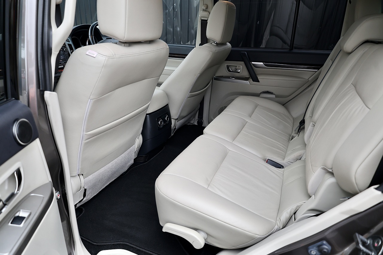 Mitsubishi Shogun LWB SG3 2 Former Keepers + FSH + Automatic + 7 Seats - Large 40