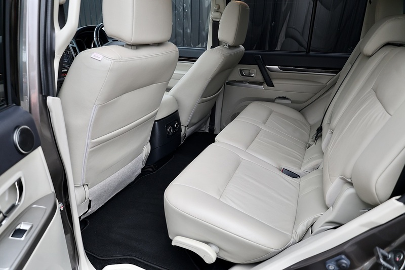 Mitsubishi Shogun LWB SG3 2 Former Keepers + FSH + Automatic + 7 Seats Image 40