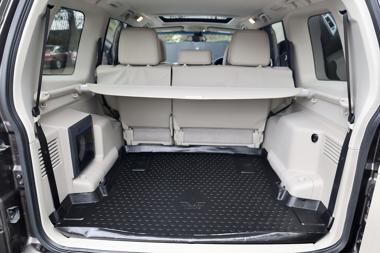 Mitsubishi Shogun LWB SG3 2 Former Keepers + FSH + Automatic + 7 Seats - Large 42