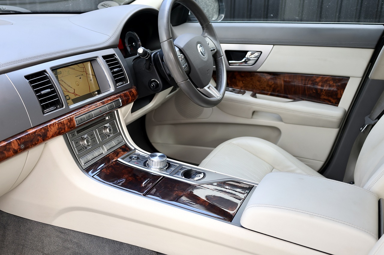 Jaguar XF Premium Luxury Last Owner since 2015 + Full Service History - Large 9