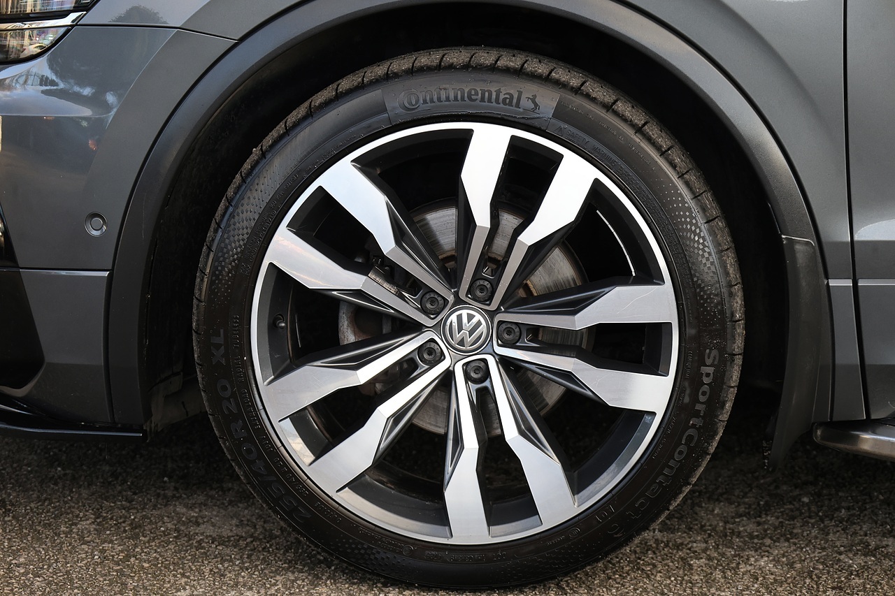 Volkswagen Tiguan R-Line 2 Former Keepers + Full Service History + Pano Roof + Full Leather - Large 37